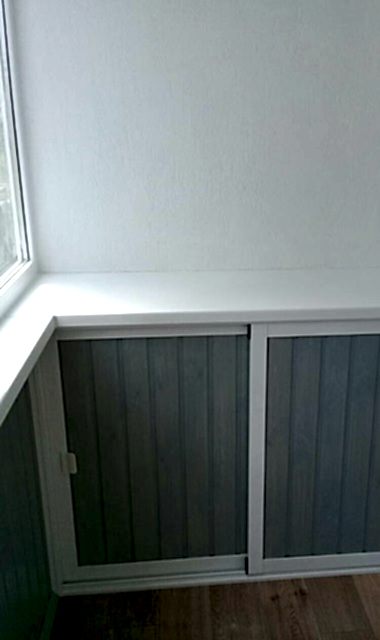 Встроенный шкаф-купе на балкон до подоконника с раздвижными алюминиевыми дверками. Полки в шкафчике сделаны из ПВХ подоконника.